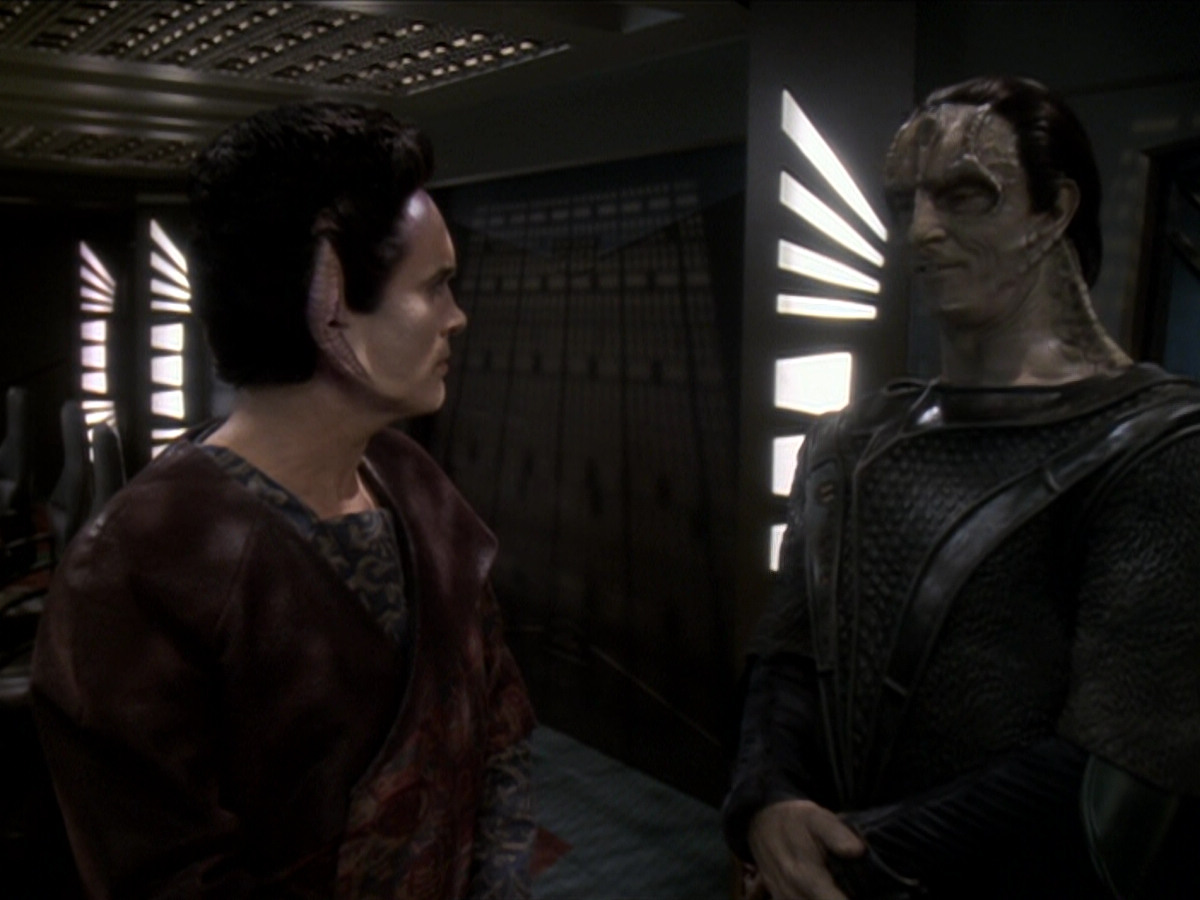 extant_StarTrek_DS9_6x01-ATimeToStand_00885.jpg