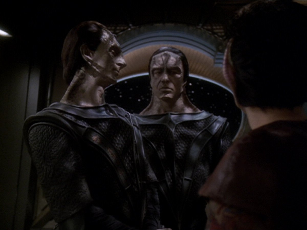 extant_StarTrek_DS9_6x01-ATimeToStand_01086.jpg