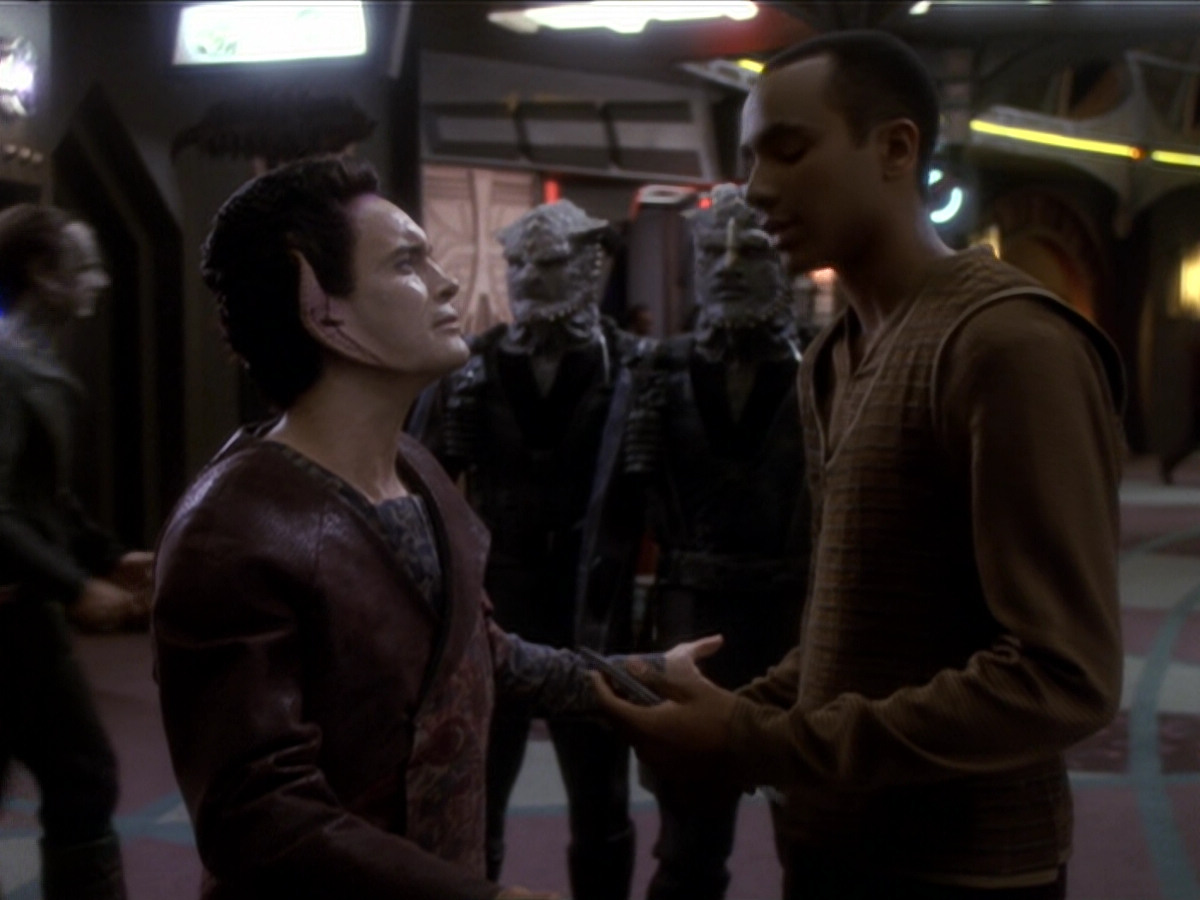 extant_StarTrek_DS9_6x01-ATimeToStand_02004.jpg
