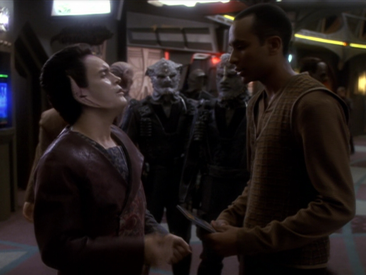 extant_StarTrek_DS9_6x01-ATimeToStand_02007.jpg