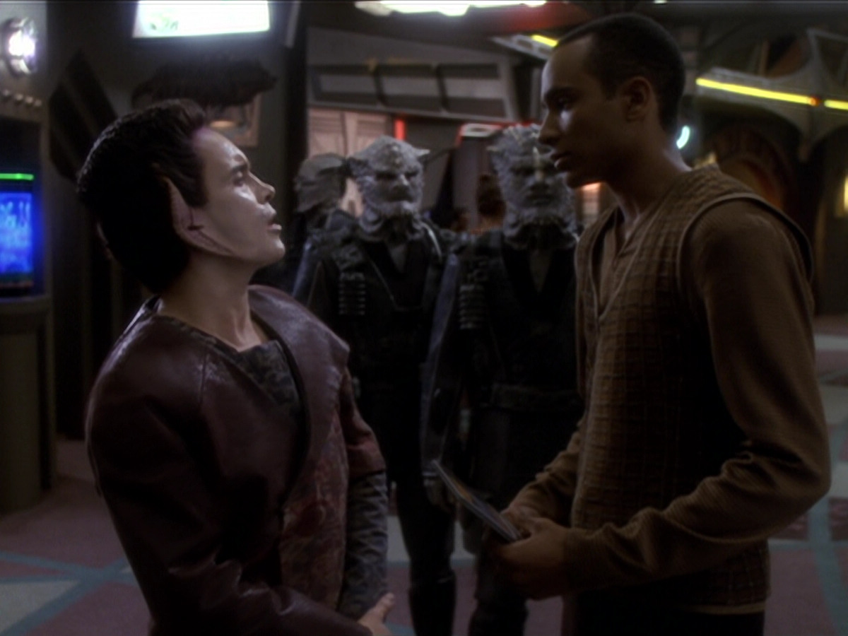 extant_StarTrek_DS9_6x01-ATimeToStand_02009.jpg