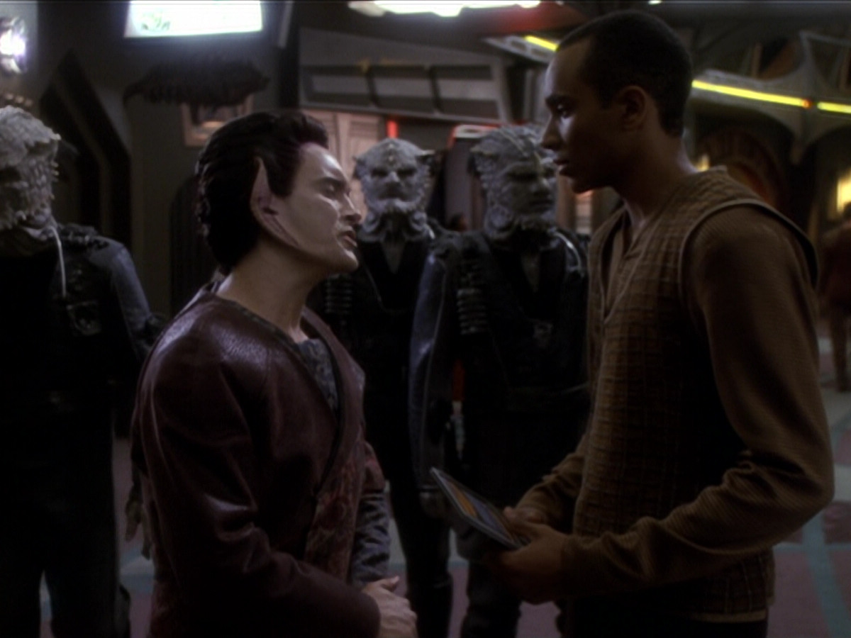 extant_StarTrek_DS9_6x01-ATimeToStand_02015.jpg