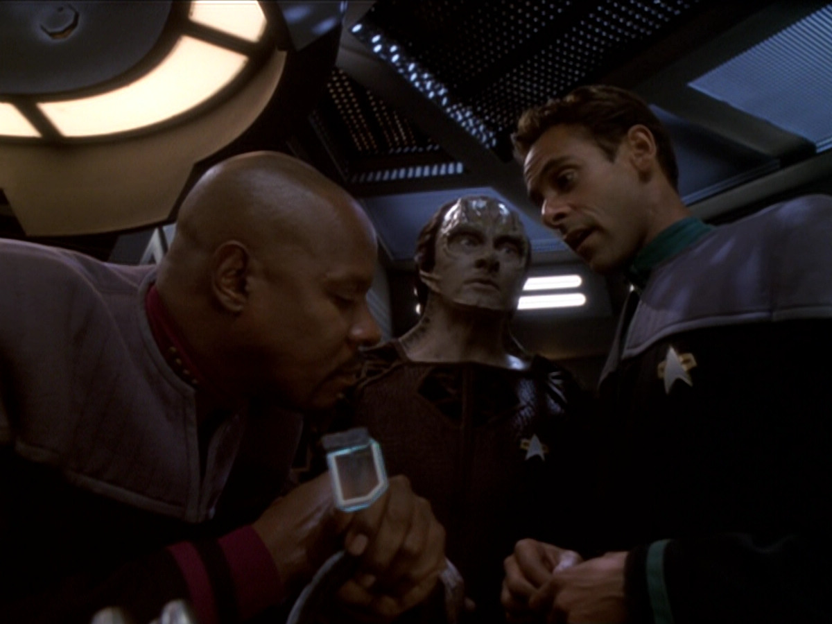 extant_StarTrek_DS9_6x01-ATimeToStand_02761.jpg