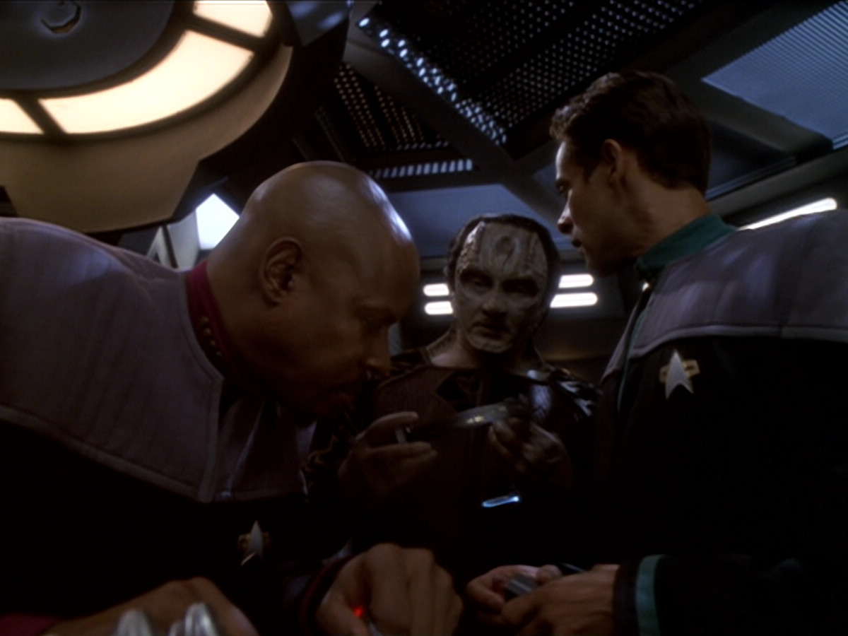 extant_StarTrek_DS9_6x01-ATimeToStand_02772.jpg