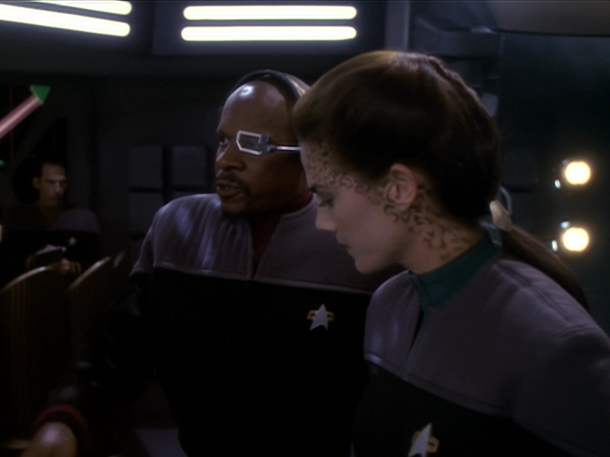 extant_StarTrek_DS9_6x01-ATimeToStand_02838.jpg