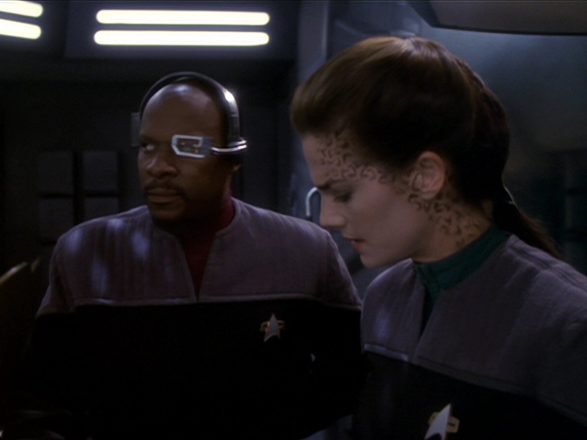 extant_StarTrek_DS9_6x01-ATimeToStand_02863.jpg