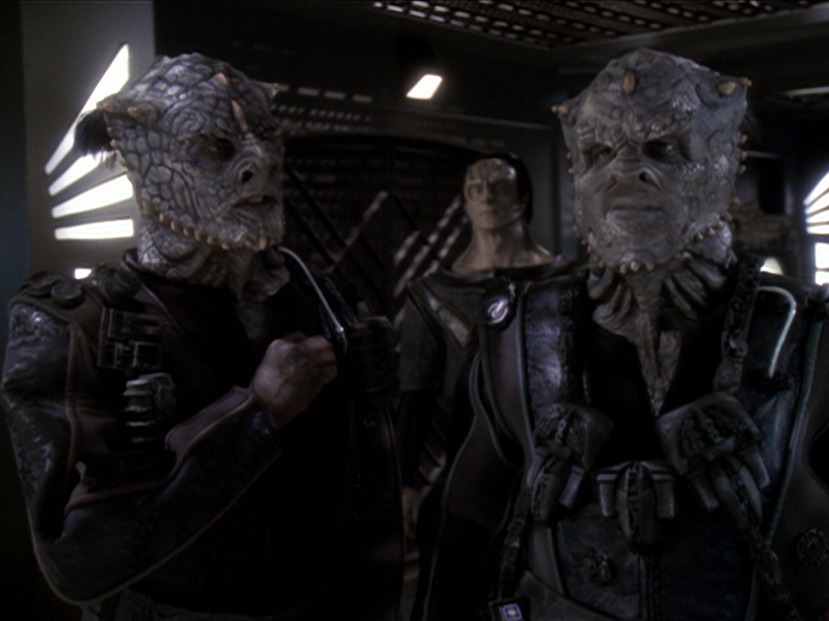 extant_StarTrek_DS9_6x01-ATimeToStand_03095.jpg