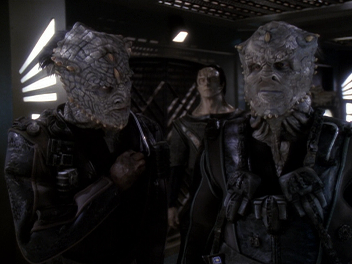 extant_StarTrek_DS9_6x01-ATimeToStand_03096.jpg