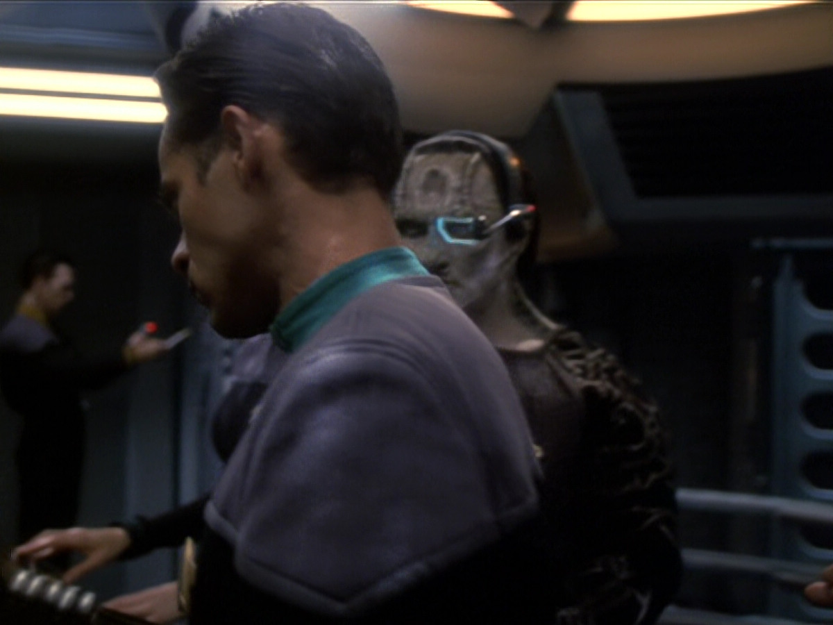 extant_StarTrek_DS9_6x01-ATimeToStand_03333.jpg