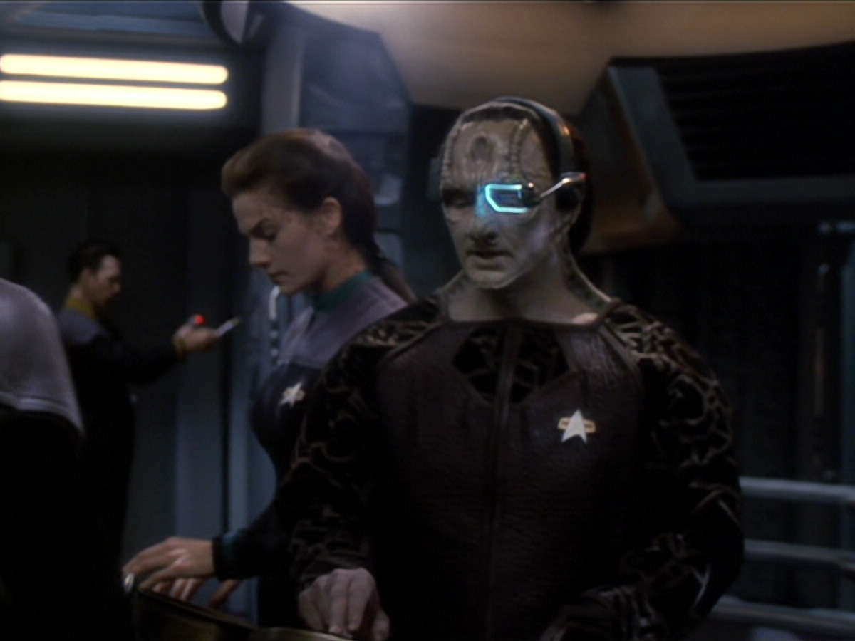 extant_StarTrek_DS9_6x01-ATimeToStand_03335.jpg