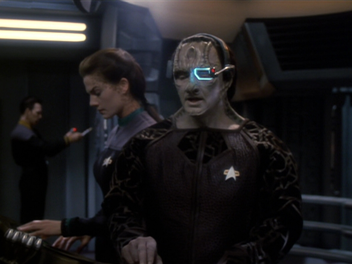 extant_StarTrek_DS9_6x01-ATimeToStand_03336.jpg