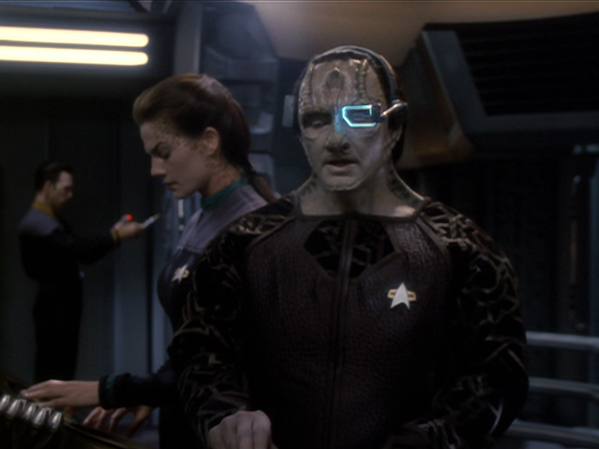 extant_StarTrek_DS9_6x01-ATimeToStand_03337.jpg