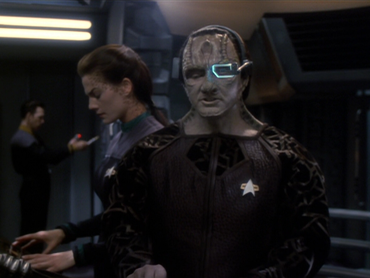 extant_StarTrek_DS9_6x01-ATimeToStand_03338.jpg