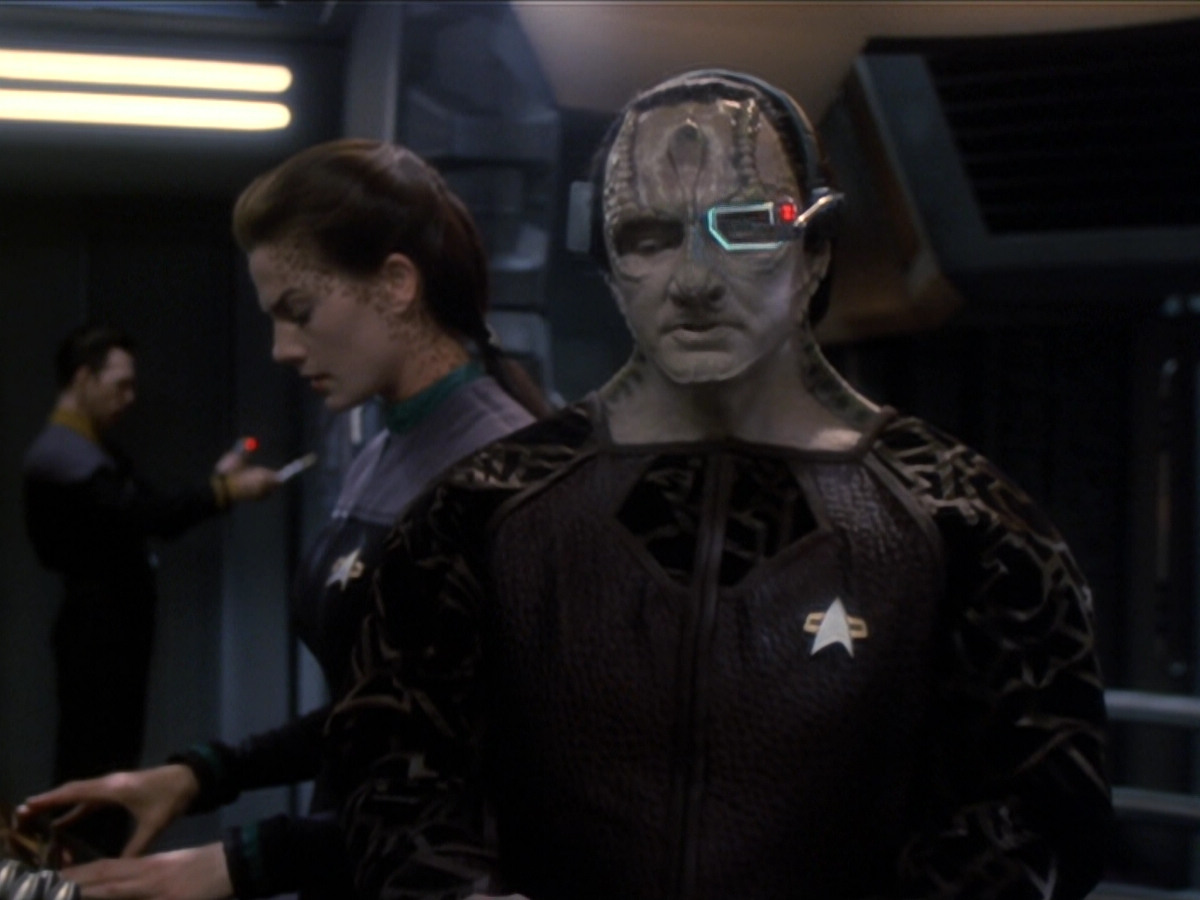 extant_StarTrek_DS9_6x01-ATimeToStand_03339.jpg