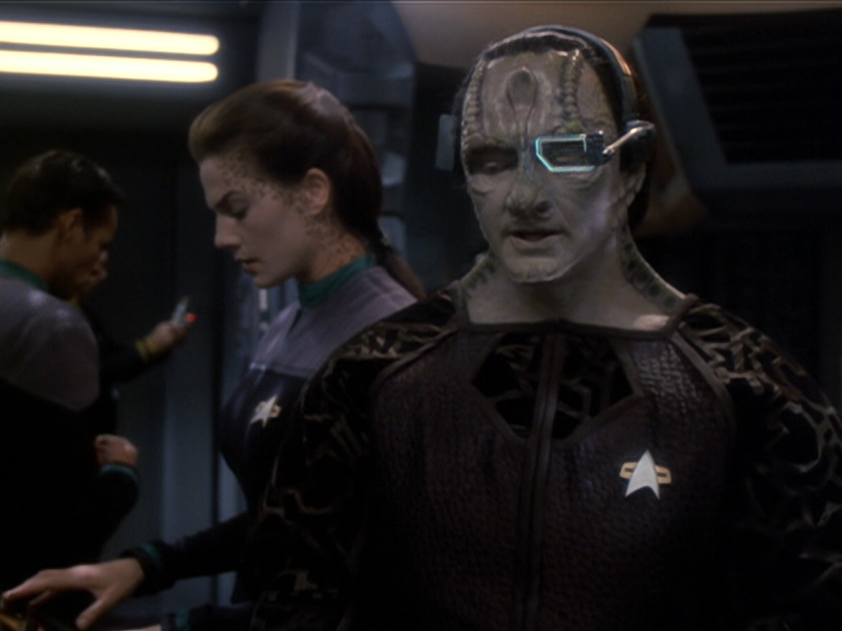 extant_StarTrek_DS9_6x01-ATimeToStand_03341.jpg