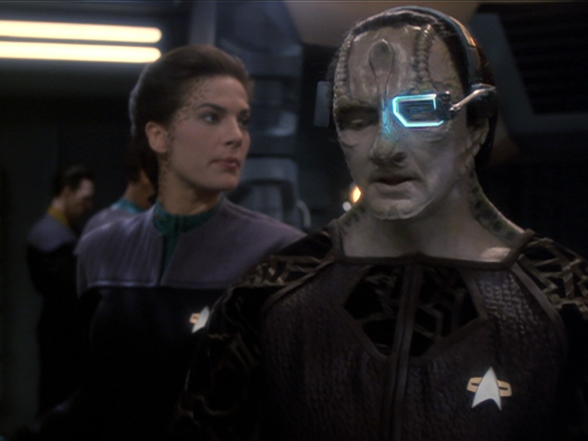 extant_StarTrek_DS9_6x01-ATimeToStand_03344.jpg