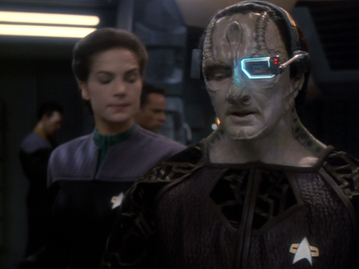 extant_StarTrek_DS9_6x01-ATimeToStand_03345.jpg