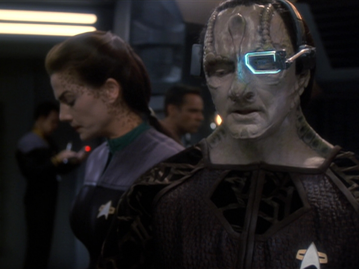 extant_StarTrek_DS9_6x01-ATimeToStand_03346.jpg