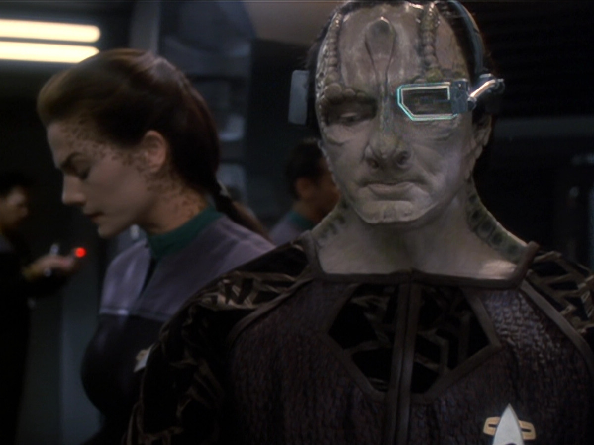extant_StarTrek_DS9_6x01-ATimeToStand_03354.jpg