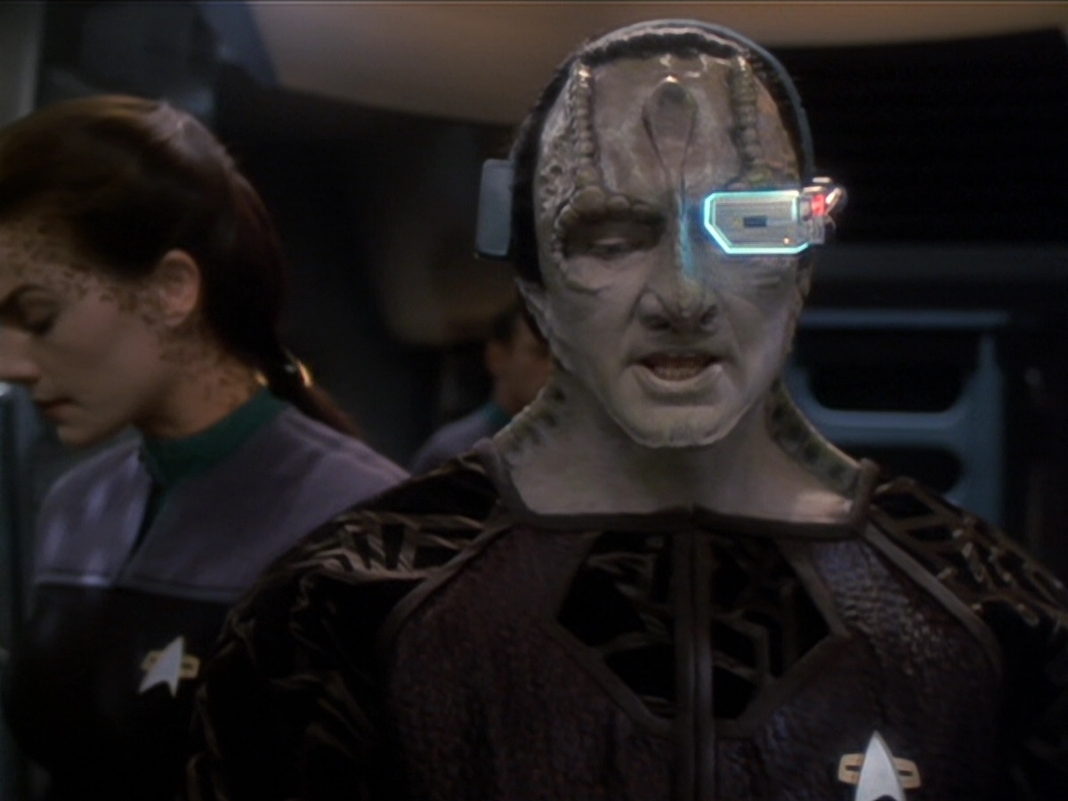 extant_StarTrek_DS9_6x01-ATimeToStand_03356.jpg
