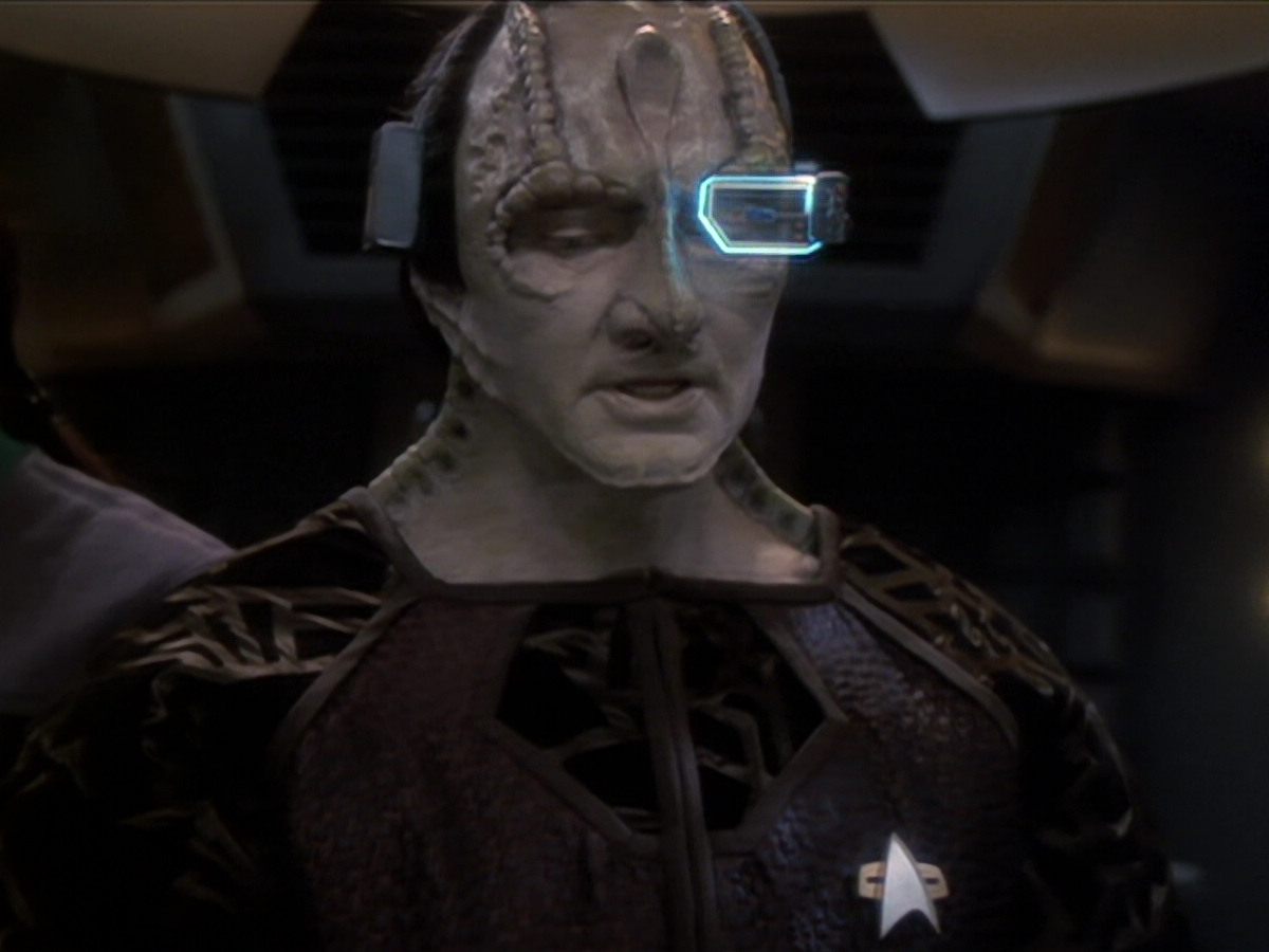 extant_StarTrek_DS9_6x01-ATimeToStand_03359.jpg