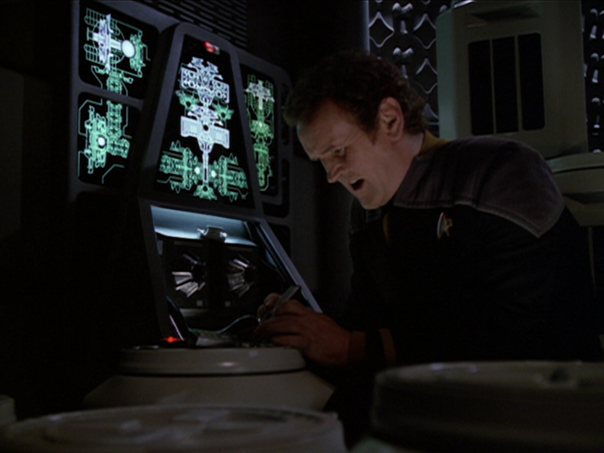 extant_StarTrek_DS9_6x01-ATimeToStand_03373.jpg