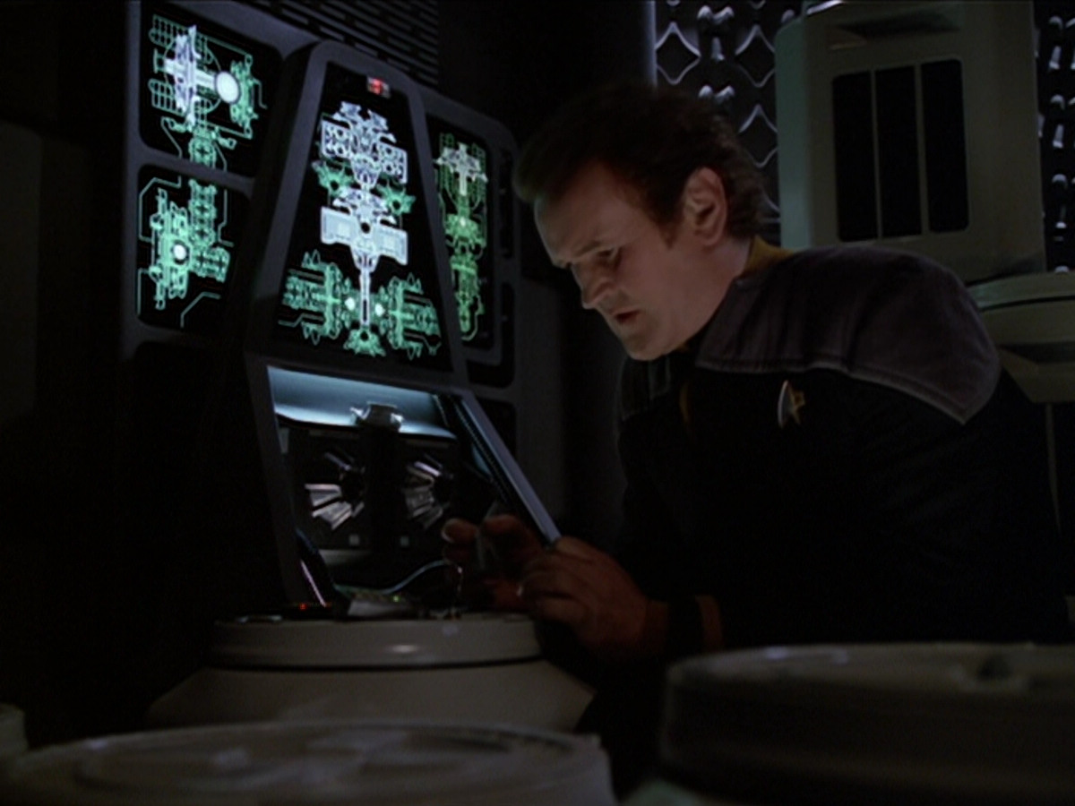 extant_StarTrek_DS9_6x01-ATimeToStand_03378.jpg