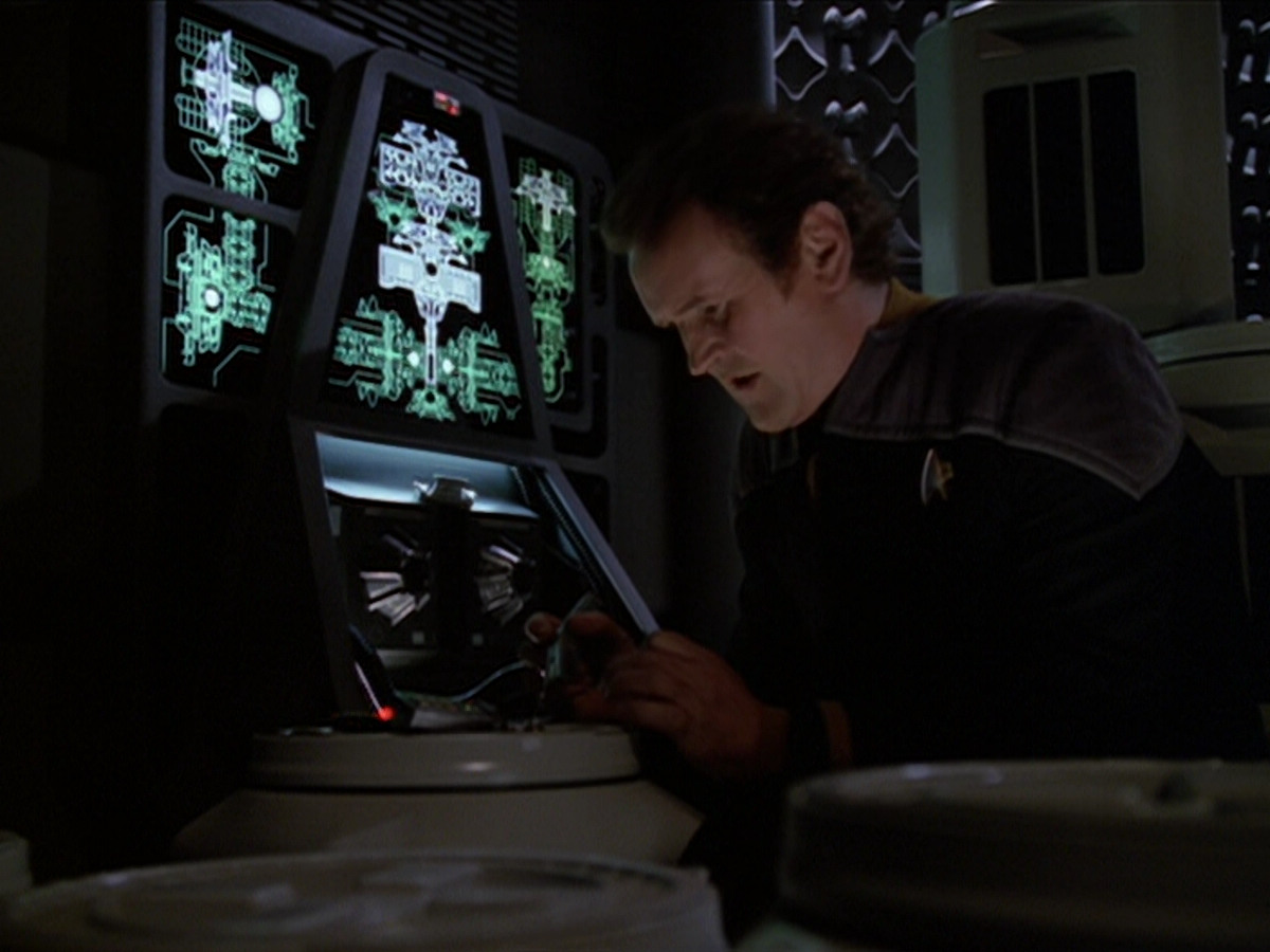 extant_StarTrek_DS9_6x01-ATimeToStand_03379.jpg
