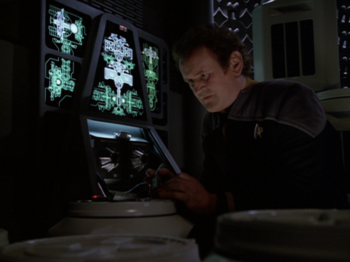 extant_StarTrek_DS9_6x01-ATimeToStand_03380.jpg