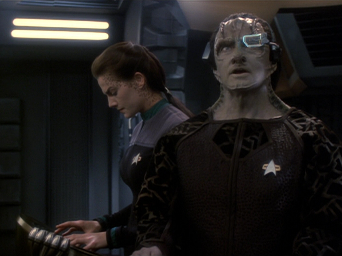 extant_StarTrek_DS9_6x01-ATimeToStand_03477.jpg