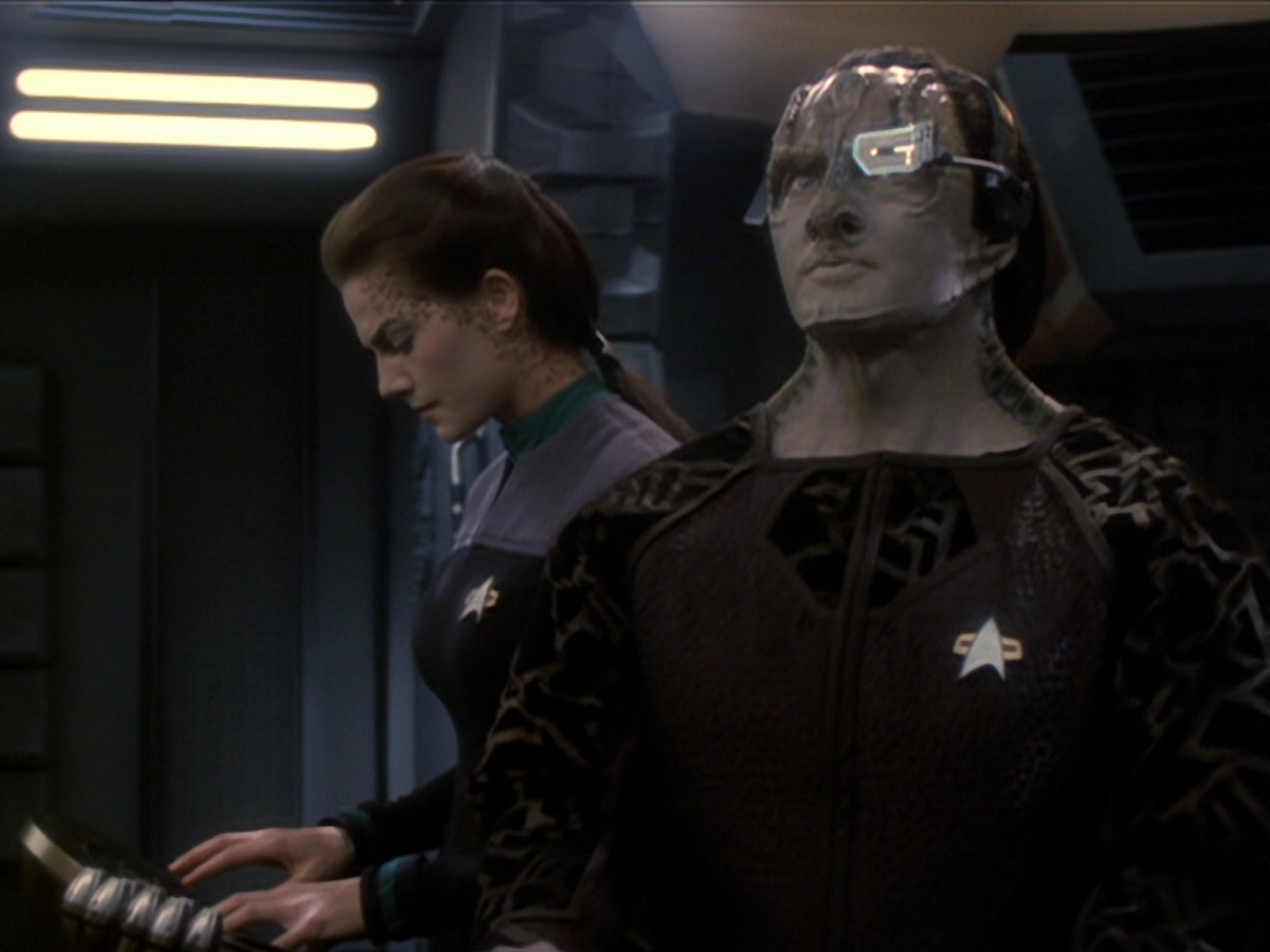 extant_StarTrek_DS9_6x01-ATimeToStand_03479.jpg