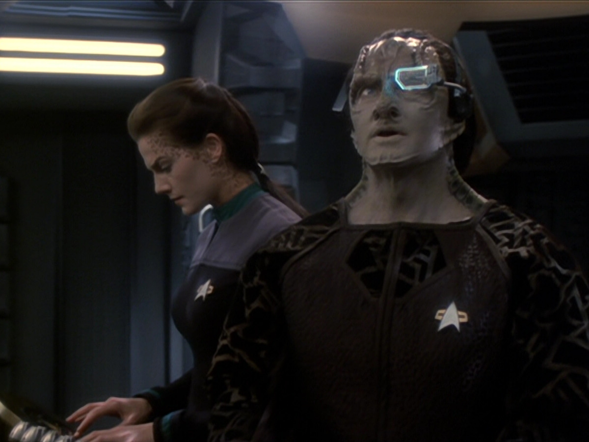 extant_StarTrek_DS9_6x01-ATimeToStand_03480.jpg