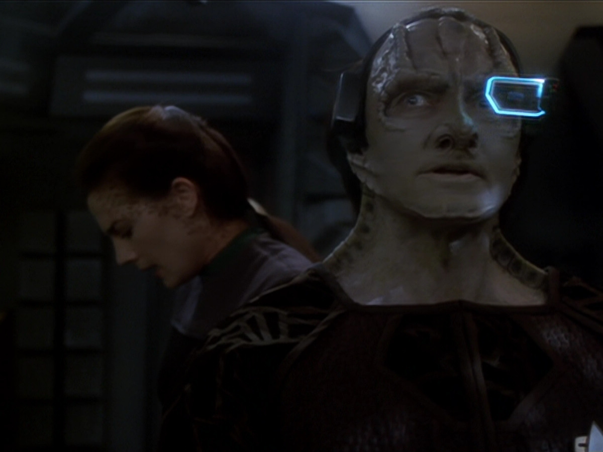 extant_StarTrek_DS9_6x01-ATimeToStand_03668.jpg