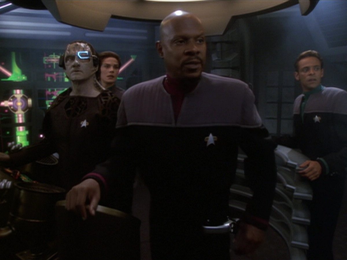 extant_StarTrek_DS9_6x01-ATimeToStand_03681.jpg