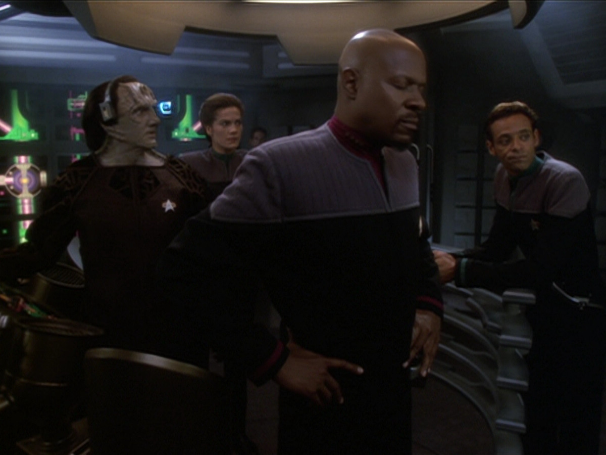 extant_StarTrek_DS9_6x01-ATimeToStand_03743.jpg
