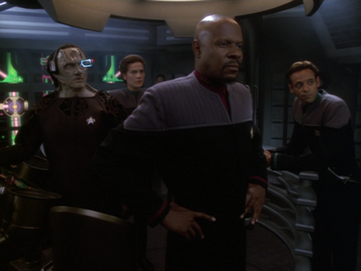 extant_StarTrek_DS9_6x01-ATimeToStand_03745.jpg