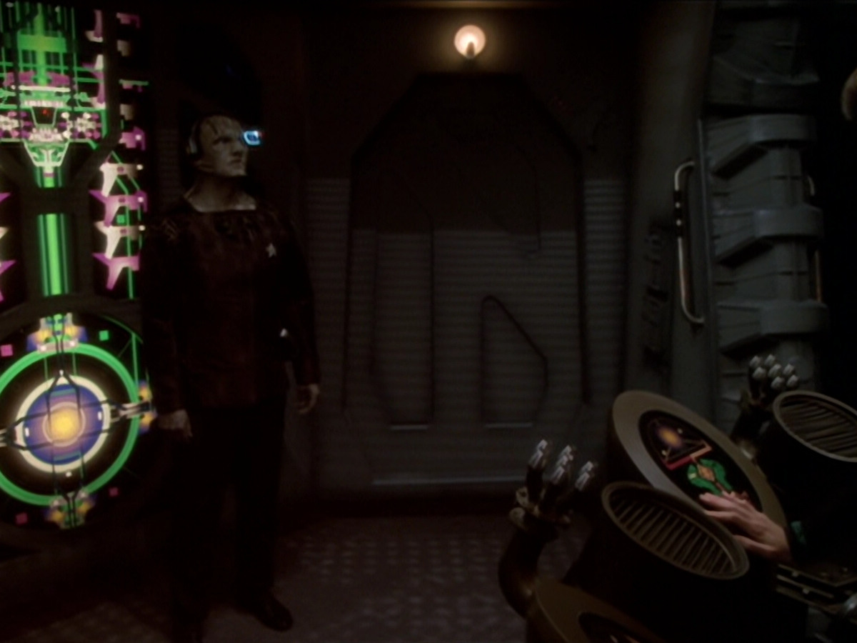 extant_StarTrek_DS9_6x02-RocksAndShoals_00018.jpg