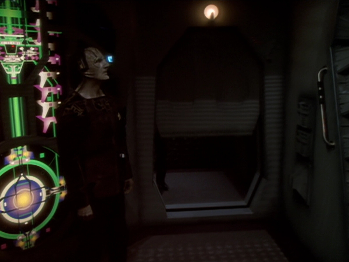 extant_StarTrek_DS9_6x02-RocksAndShoals_00021.jpg