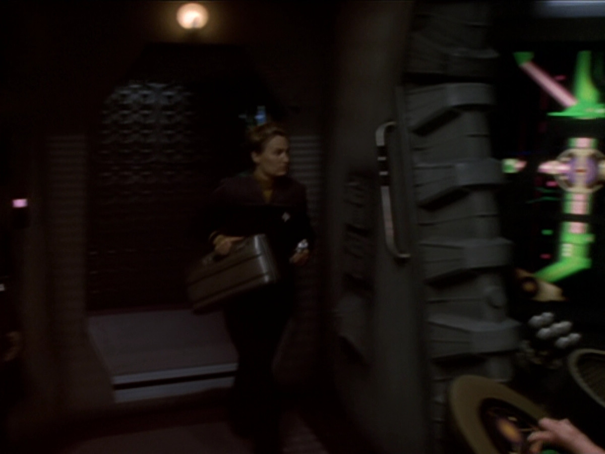 extant_StarTrek_DS9_6x02-RocksAndShoals_00023.jpg