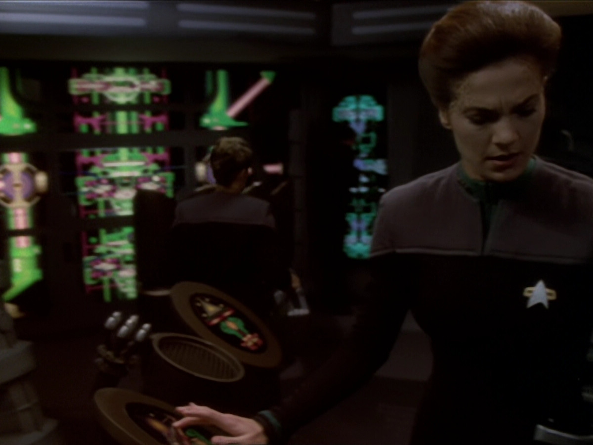 extant_StarTrek_DS9_6x02-RocksAndShoals_00025.jpg