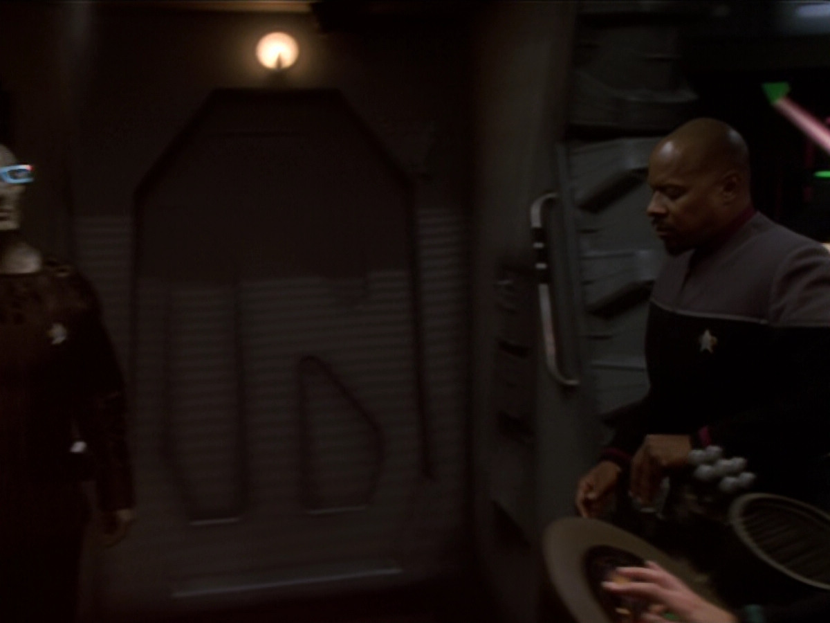 extant_StarTrek_DS9_6x02-RocksAndShoals_00040.jpg
