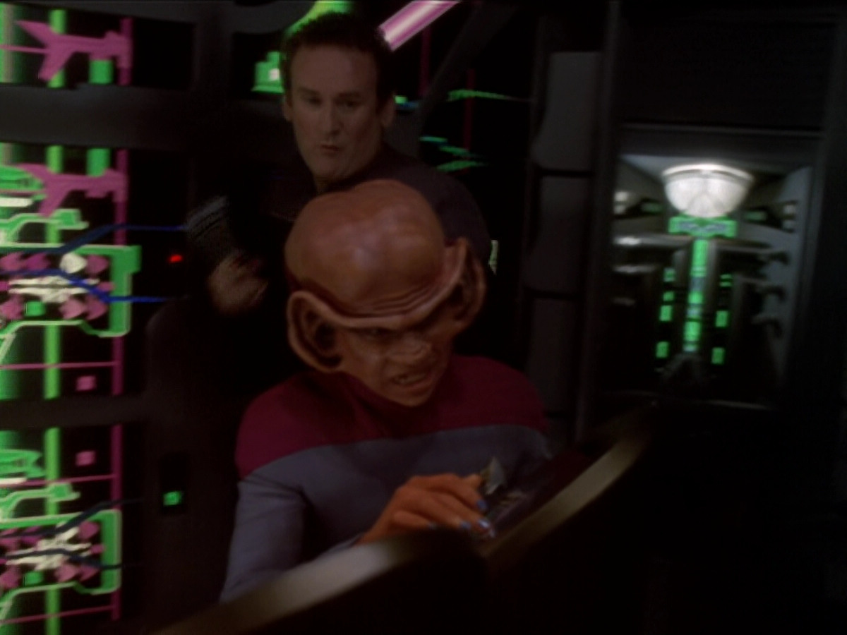 extant_StarTrek_DS9_6x02-RocksAndShoals_00056.jpg