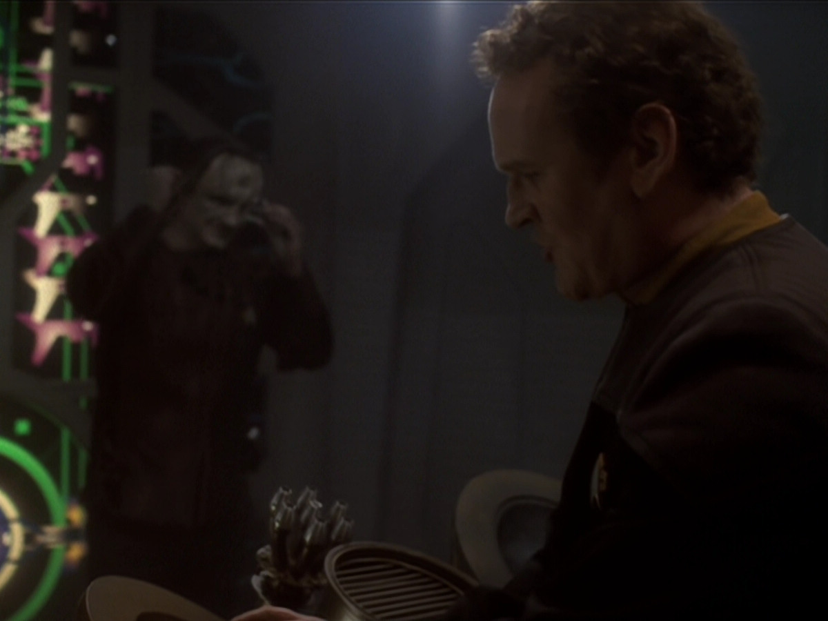 extant_StarTrek_DS9_6x02-RocksAndShoals_00116.jpg