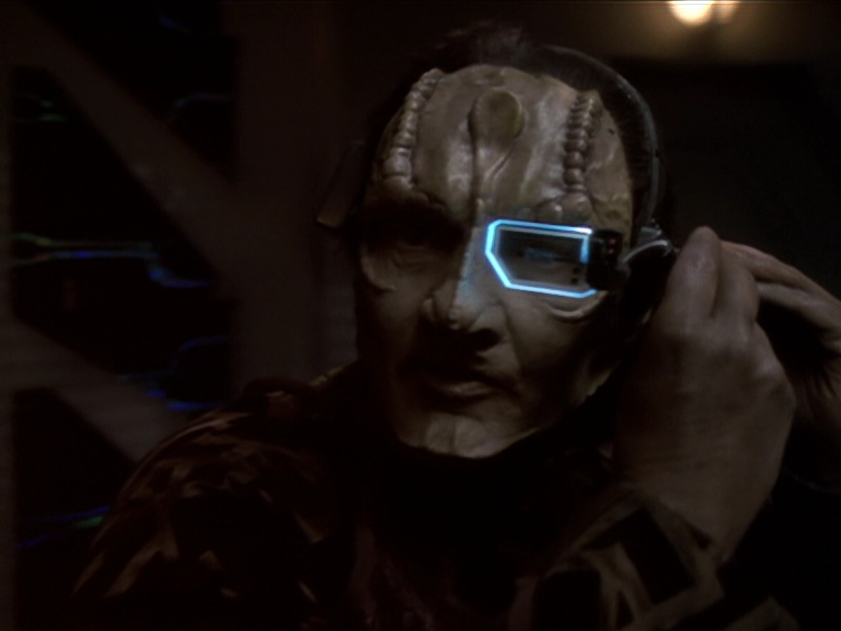 extant_StarTrek_DS9_6x02-RocksAndShoals_00172.jpg