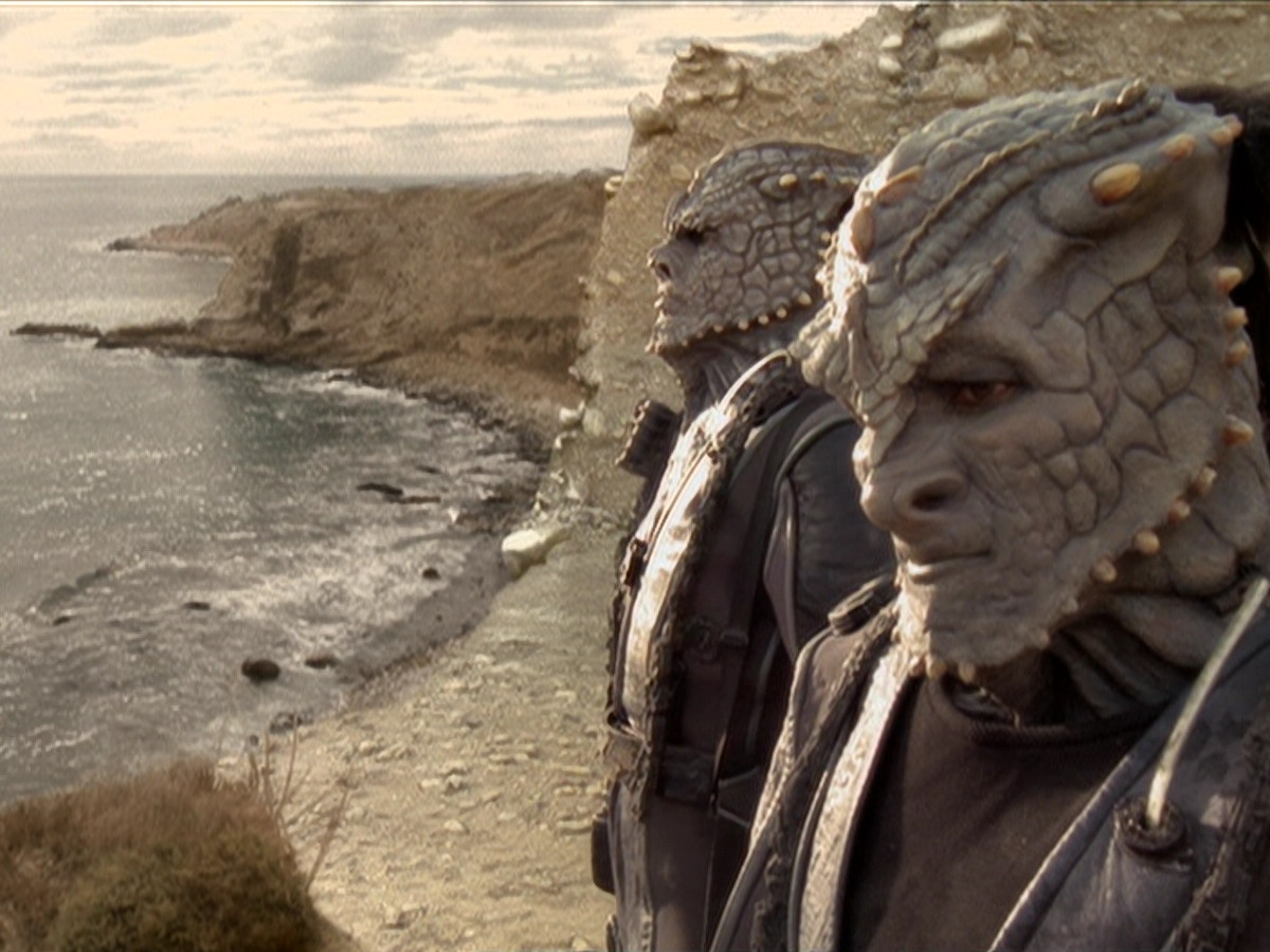 extant_StarTrek_DS9_6x02-RocksAndShoals_00362.jpg