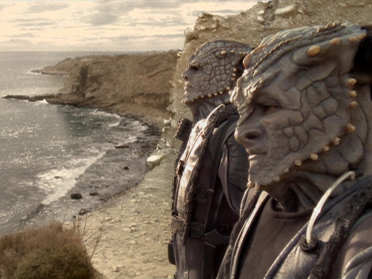 extant_StarTrek_DS9_6x02-RocksAndShoals_00369.jpg