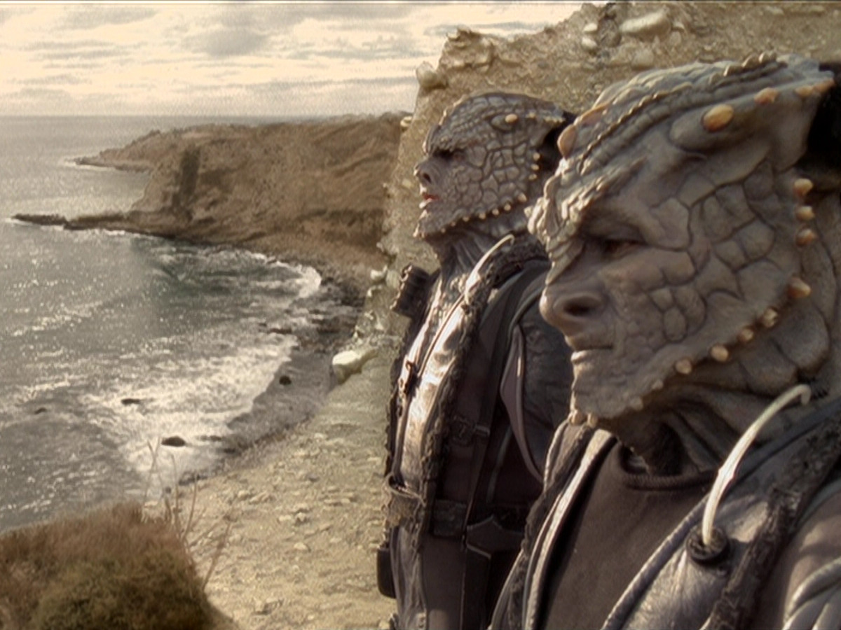 extant_StarTrek_DS9_6x02-RocksAndShoals_00374.jpg