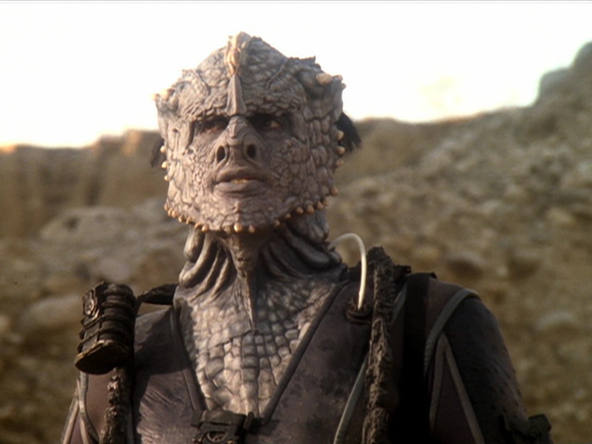 extant_StarTrek_DS9_6x02-RocksAndShoals_00375.jpg