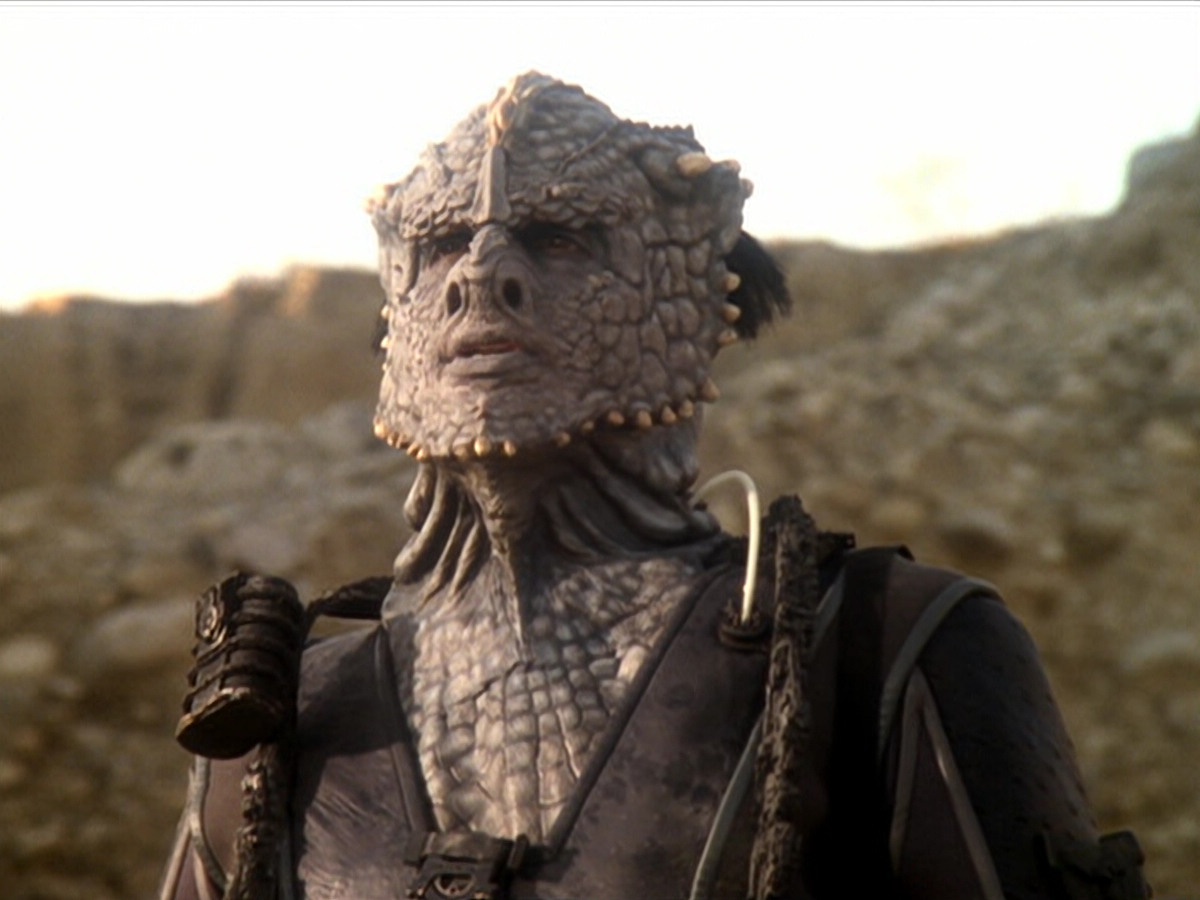 extant_StarTrek_DS9_6x02-RocksAndShoals_00383.jpg