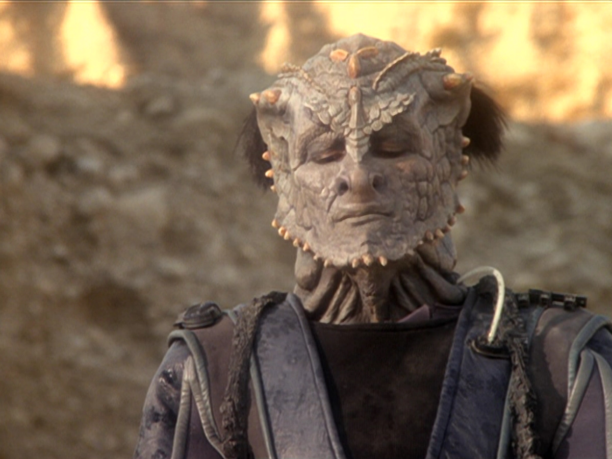 extant_StarTrek_DS9_6x02-RocksAndShoals_00393.jpg
